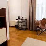 Apartment 48 Beautiful Building Within Moments From The Old Town Of