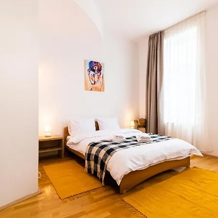 48 Beautiful Building Within Moments From The Old Town Of Braşov