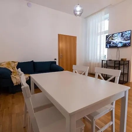 48 Beautiful Building Within Moments From The Old Town Of Appartement Braşov