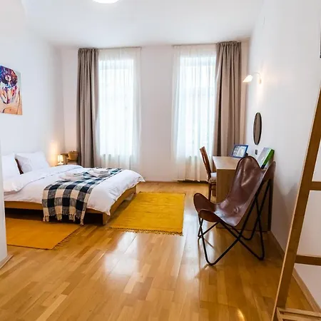 48 Beautiful Building Within Moments From The Old Town Of Apartamento Braşov