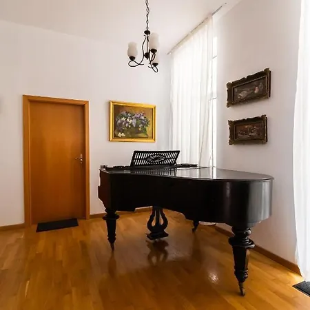 48 Beautiful Building Within Moments From The Old Town Of Braşov