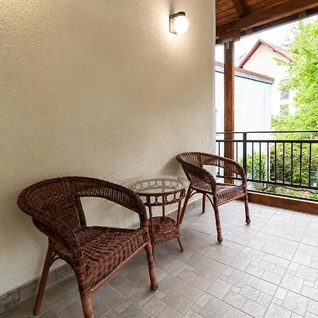 48 Beautiful Building Within Moments From The Old Town Of