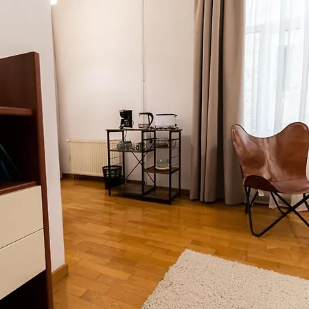 Апартаменти 48 Beautiful Building Within Moments From The Old Town Of