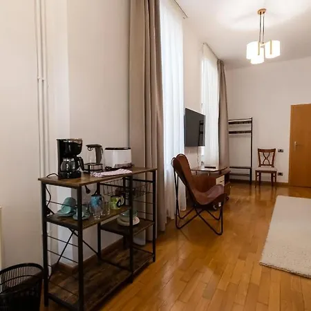 48 Beautiful Building Within Moments From The Old Town Of Апартаменти *