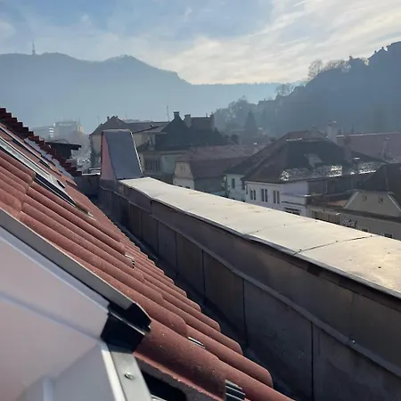 48 Beautiful Building Within Moments From The Old Town Of Appartement Braşov