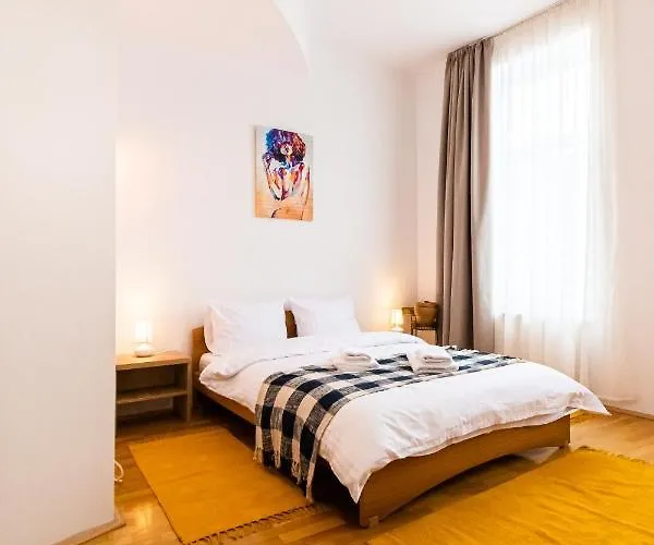 48 Beautiful Building Within Moments From The Old Town Of Braşov