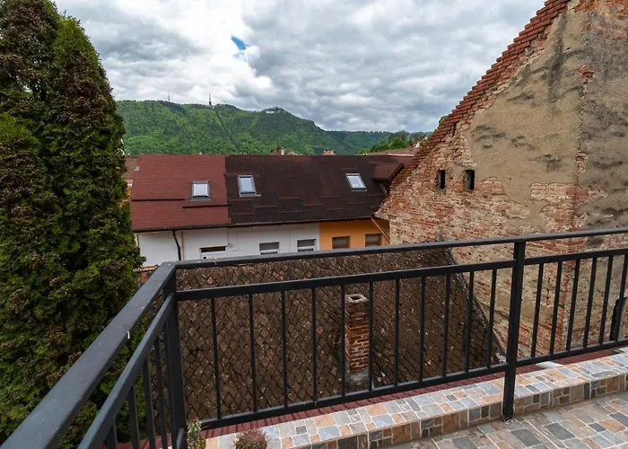 Apartment 48 Beautiful Building Within Moments From The Old Town Of Brasov