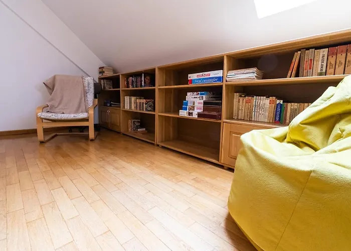 48 Beautiful Building Within Moments From The Old Town Of