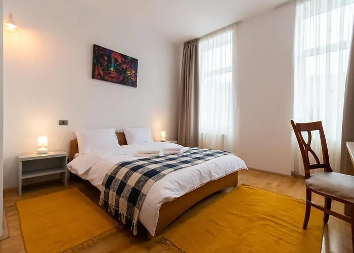 Apartment 48 Beautiful Building Within Moments From The Old Town Of Brasov