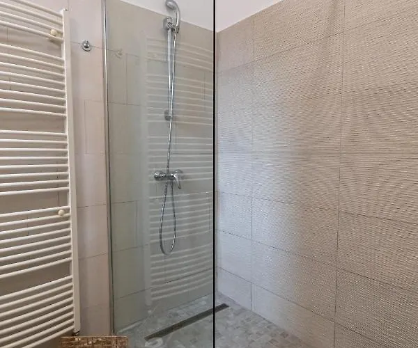 48 Beautiful Building Within Moments From The Old Town Of