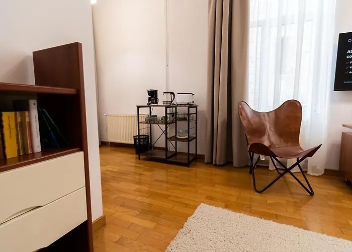 Apartment 48 Beautiful Building Within Moments From The Old Town Of