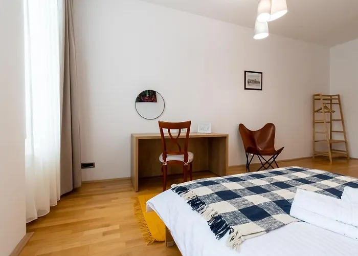 48 Beautiful Building Within Moments From The Old Town Of Braşov